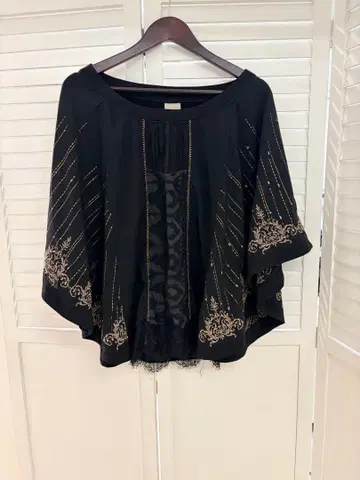 Rozen Kavalier 자수 들어간 판초 스타일