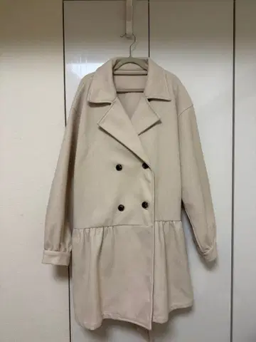 아프레 주르 베이지 더블 브레스트 코트