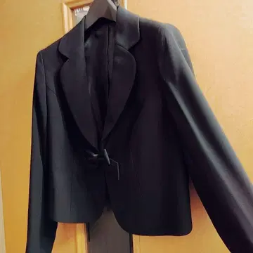 블랙 포멀 자켓 앞 여밈 디자인