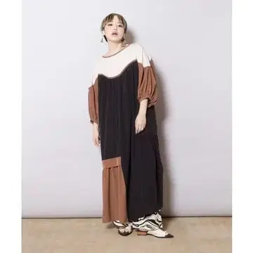 새상품 오즈모시스 배색 개더 원피스