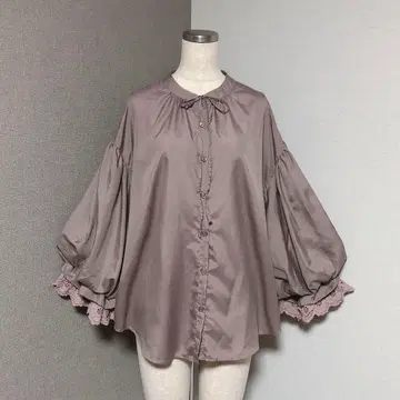 아프레 주르 레이스 리본 볼륨 슬리브 블라우스 모카