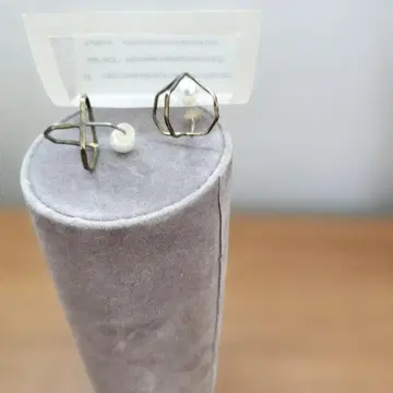 plant pot 놋쇠 육각형 메탈 프레임과 펄 귀걸이 꽈리 귀걸이