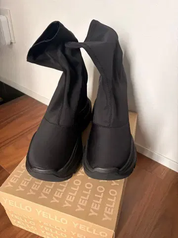 YELLO 블랙 부츠