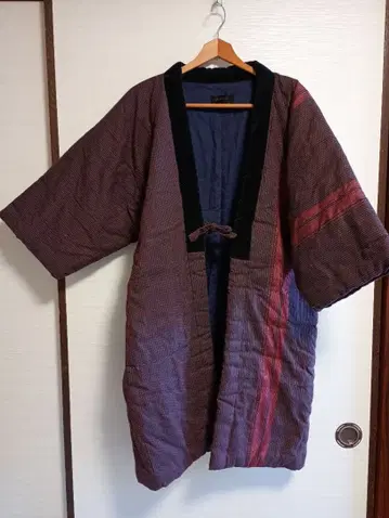 블랙과 빨간색의 자수 도테라