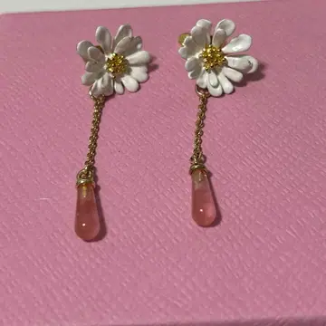 레네레이드 화이트 오를레아 꽃 귀걸이 Les Nereides