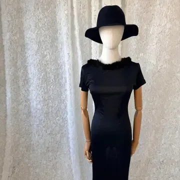 등 트임 백산 인조 모피 트리밍 블랙 롱 원피스