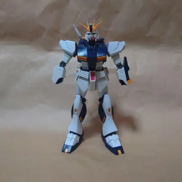MG 1/100 v 건담
