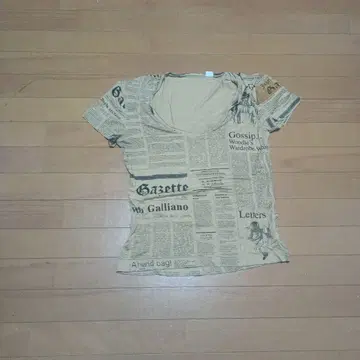 존 갈리아노 NEWSpaper T셔츠 v넥
