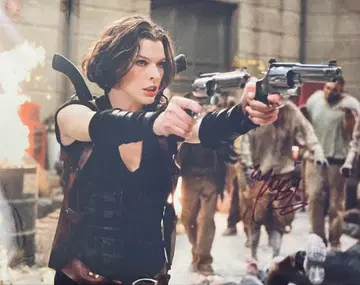 바이오하자드 밀라 요보비치 친필 사인 포함 사진 tp9