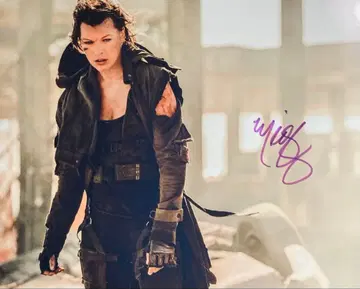 바이오하자드 밀라 요보비치 친필 사인입 사진 md3