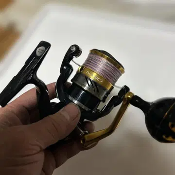 시마노의 스피닝 릴 [ 16 나스키 2500HGS ] 입니다. 중고품