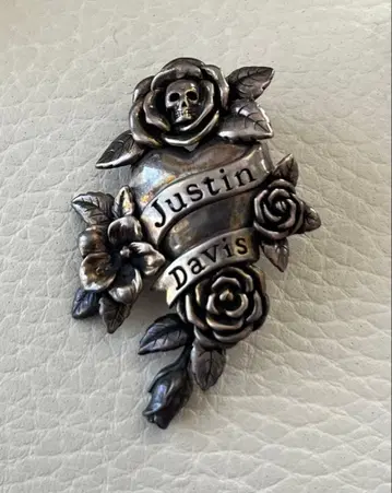 저스틴 데이비스 스컬과 장미 목걸이