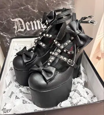 Demonia 스터드, 리본 포함 통굽 펌프스 블랙