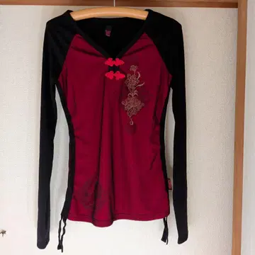 OZZ ON 빨간색과 블랙 자수 긴팔 상의