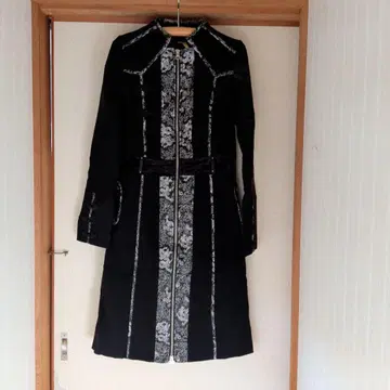 OZZ ONESTE 자수 장식 블랙 롱 코트