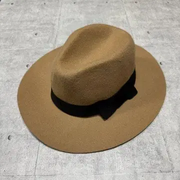 새상품 미사용 중절모 울 펠트 베이지 블랙 리본