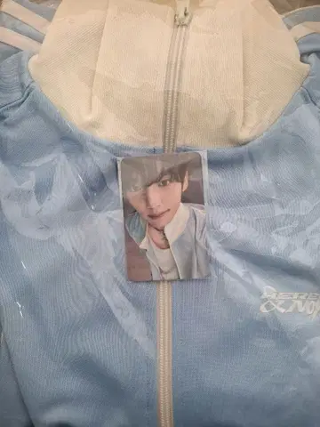 ZEROBASEONE 트랙 자켓 한유진 트레이딩 카드 포함