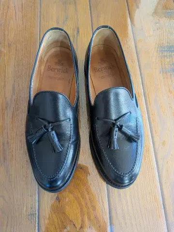 Berwick 블랙 가죽 태슬 로퍼 8491