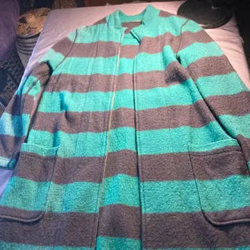 청록색과 블랙 스트라이프 롱 코트