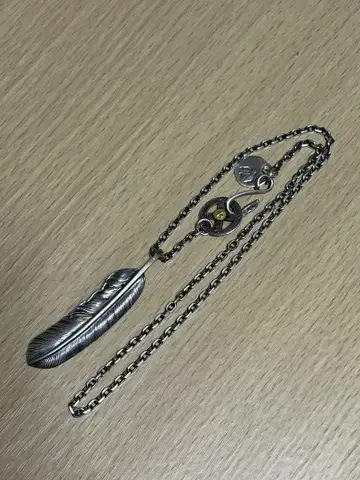 goro's 특대형 페더 목걸이