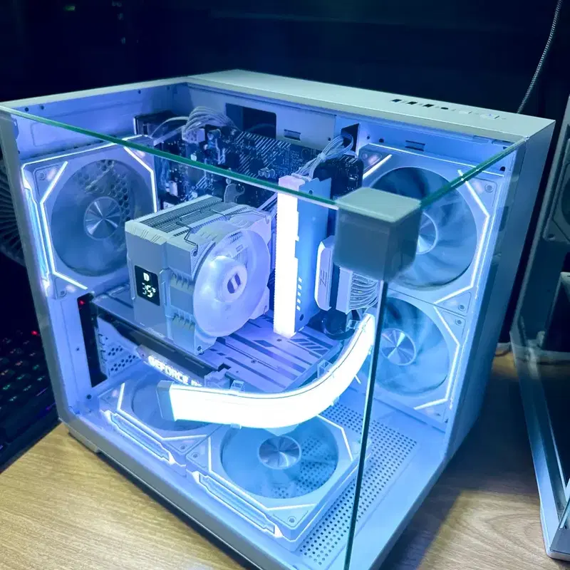 RTX 5060 새 그래픽카드 장착! 화이트 감성 게이밍 데스크탑