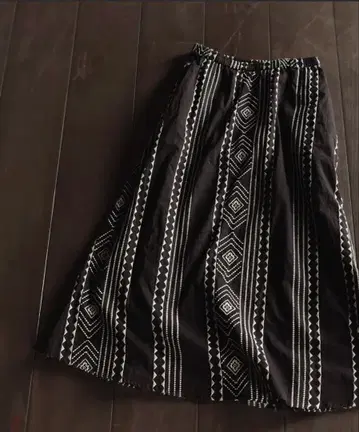 조조타운 기하학 패턴 플레어 스커트 블랙과 화이트