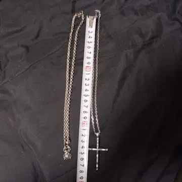 금속제 십자가와 거미 참의 실버 목걸이