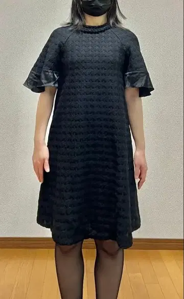 Coeur de Partlum 반팔 무릎 기장 원피스 블랙