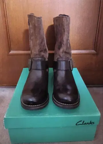 Clarks 엔지니어 부츠 브라운