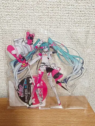 레이싱 미쿠 2025 아크릴 스탠드 키 비주얼 모치즈키 케이 하츠네 미쿠