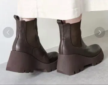 BUENO (부에노) 천연 가죽 통굽 웨지솔 사이드 고어 부츠