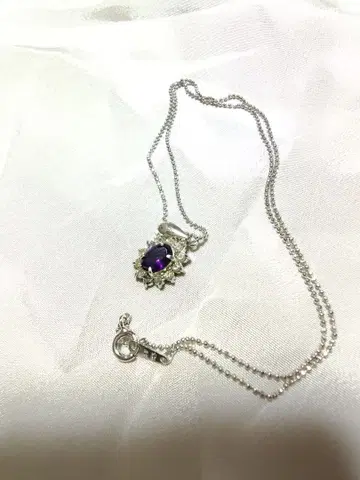 자수정 둘러싼 디자인 펜던트 목걸이