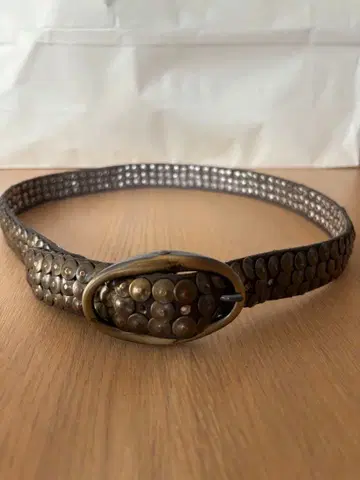 스터드 장식 이탈리아제 가죽 벨트