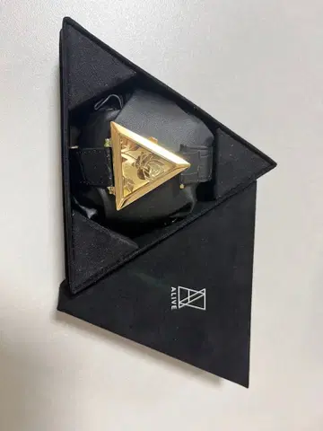 ALIVE 삼각형 디자인 시계 골드 블랙 줄리디