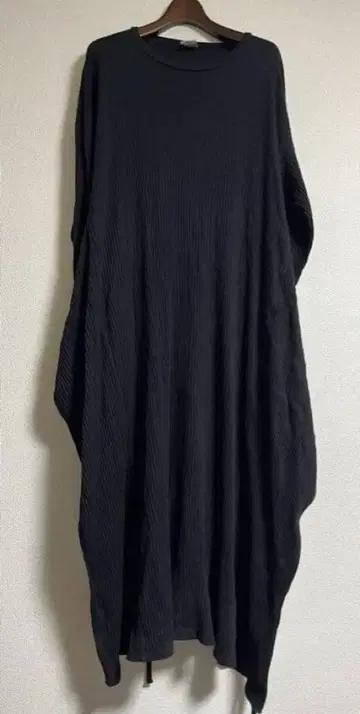 BASERANGE 베이스레인지 사이드 슬릿 리브 티셔츠 원피스