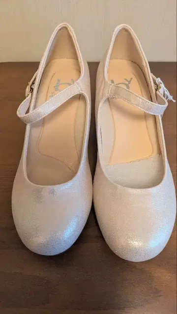 미사용 새상품 골드 스트랩 펌프스 by 키다리 아저씨 22.5S