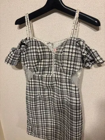 BayBClub 체크 무늬 오프숄더 드레스