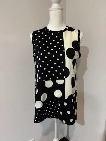 미사용 새상품 크레센트의 슬리브리스 도트 무늬 상의