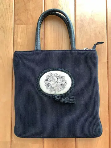 Michiko Kuge의 자수 부착 핸드백