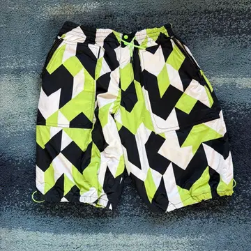 Y-3 PrimaLoft 하프 팬츠