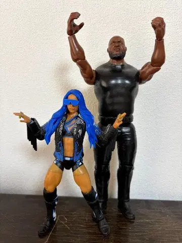 WWE 피규어 2개 세트 사샤 뱅크스 & 오모스