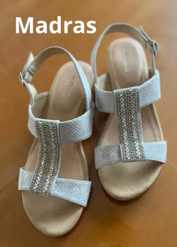 madoras 샌들 새상품급 비쥬 포함 엠보 라이트 그레이