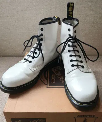 닥터마틴 size 9 화이트 영국제 ENGLAND