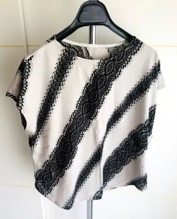 개버딘 K.T 개버딘 레이스 장식 반팔 상의