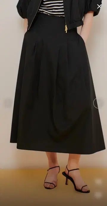 새상품 알아바일 매트 타프타 이븐 턱 스커트 블랙