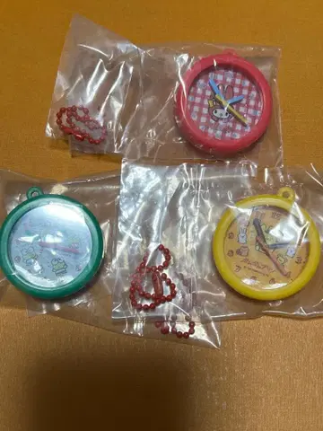 산리오 캐릭터즈 레트로 벽걸이 시계풍 키링 3종