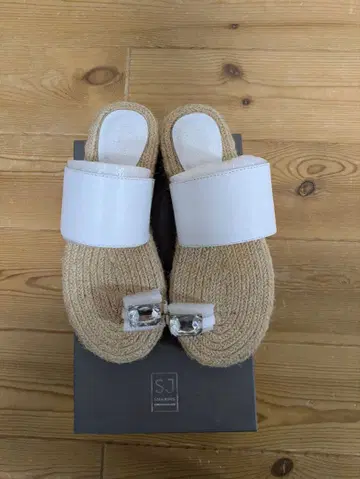 SARA JONES 비쥬 장식 화이트 샌들