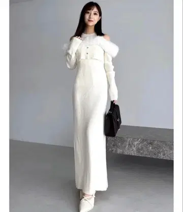 dazzlin 오프숄더 퍼 도킹 니트 원피스 아이보리