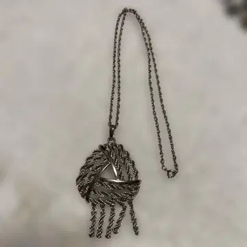 트라이앵글 모티브 목걸이