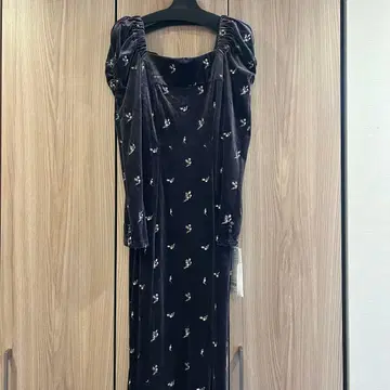 릴리 브라운 플라워 자수 스퀘어 넥 벨로아 원피스